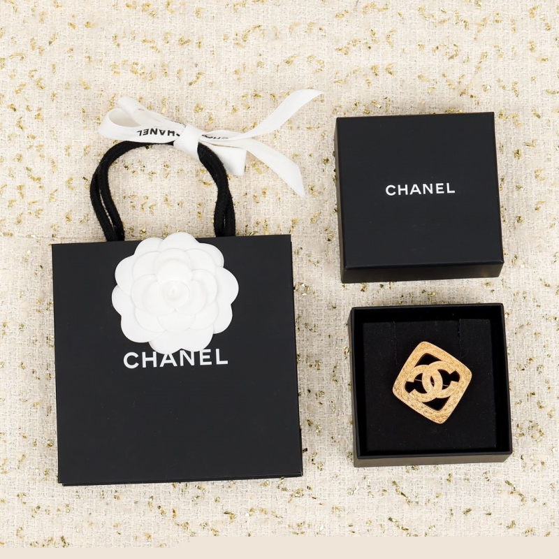 Ba*len*cia*ga earrings